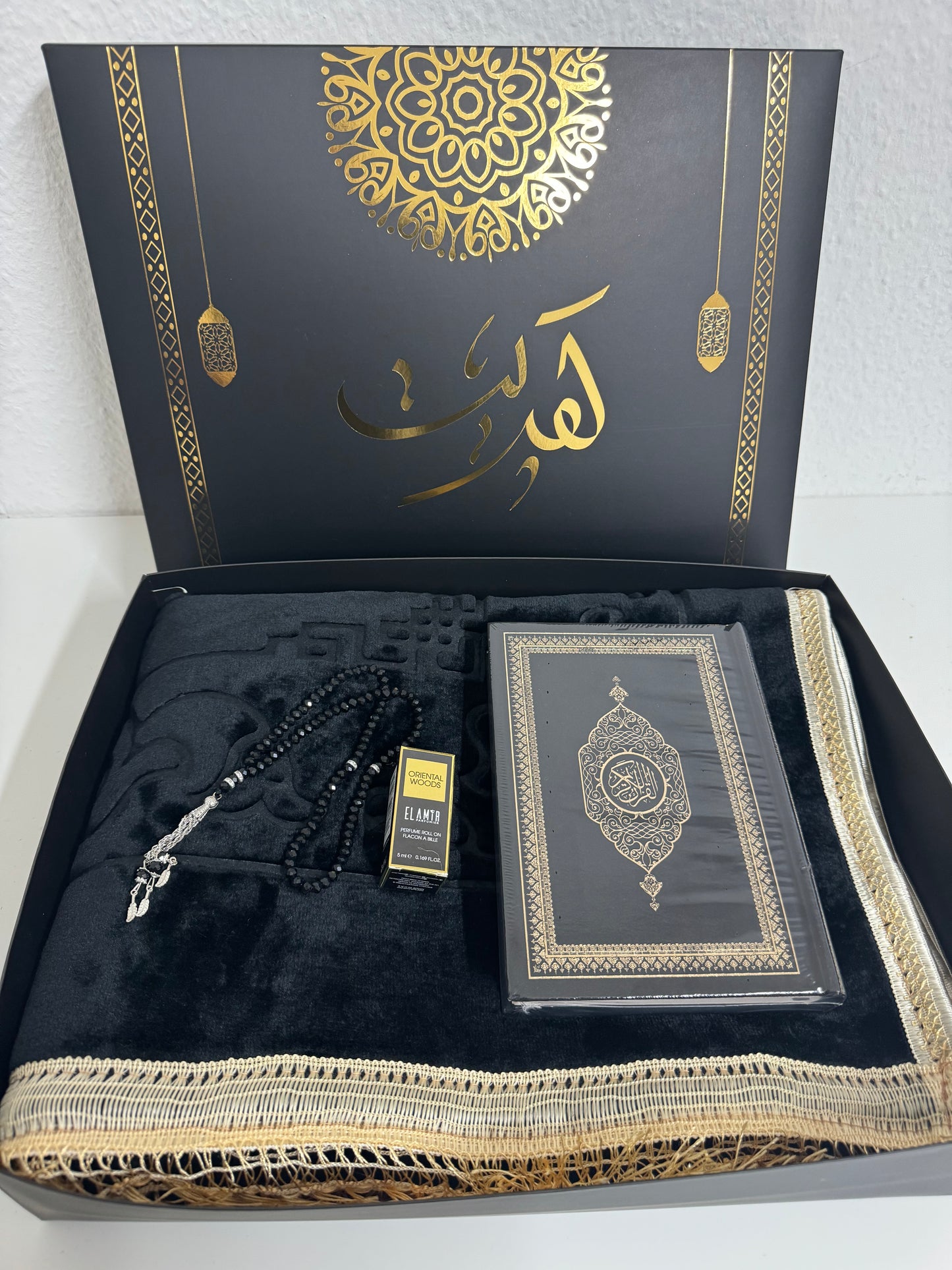 Luxurious velvet prayer rug set