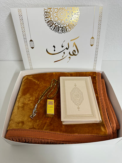 Luxurious velvet prayer rug set