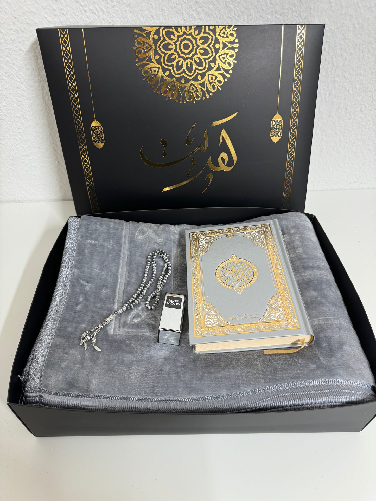 Luxurious velvet prayer rug set