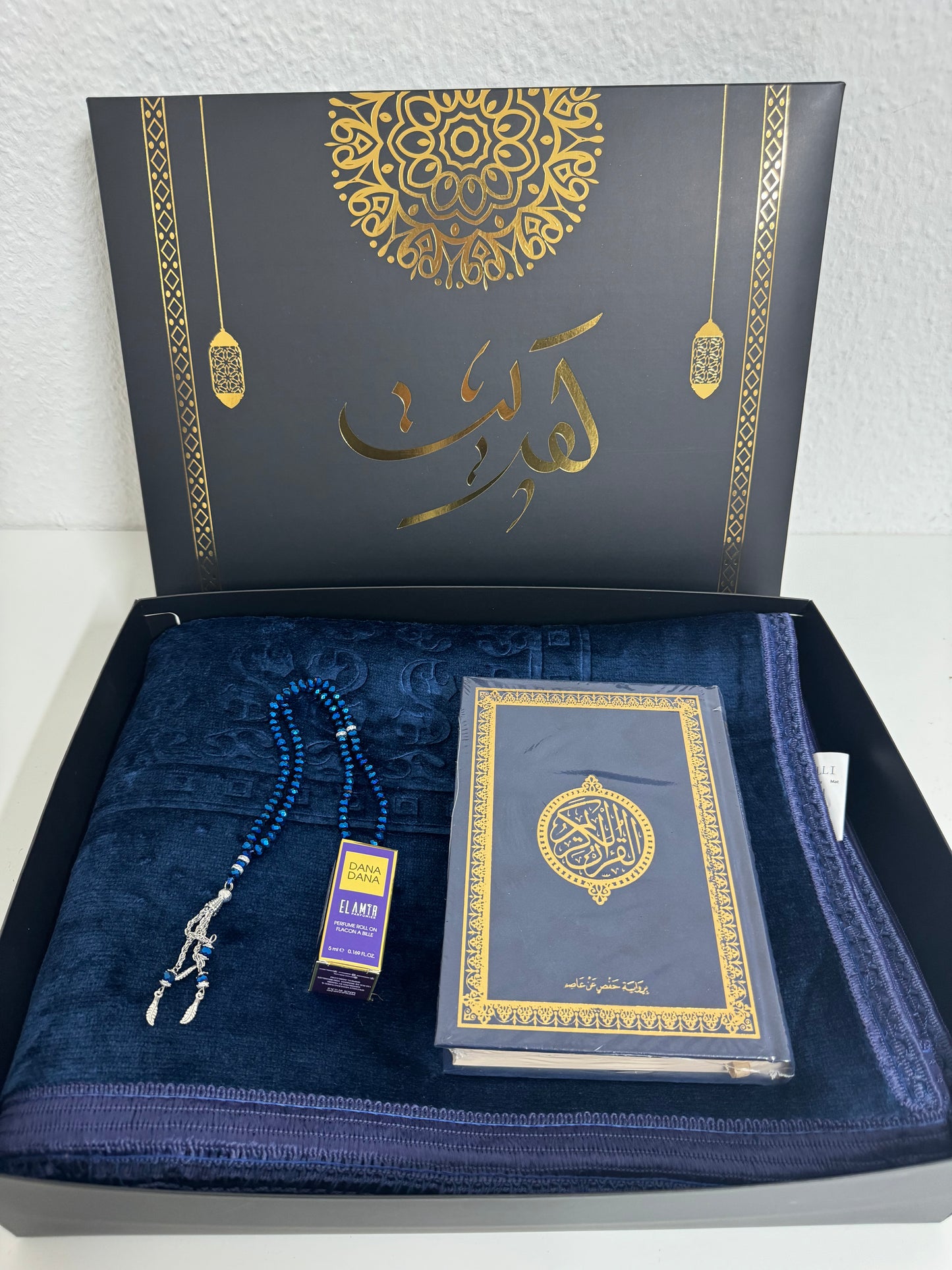 Luxurious velvet prayer rug set