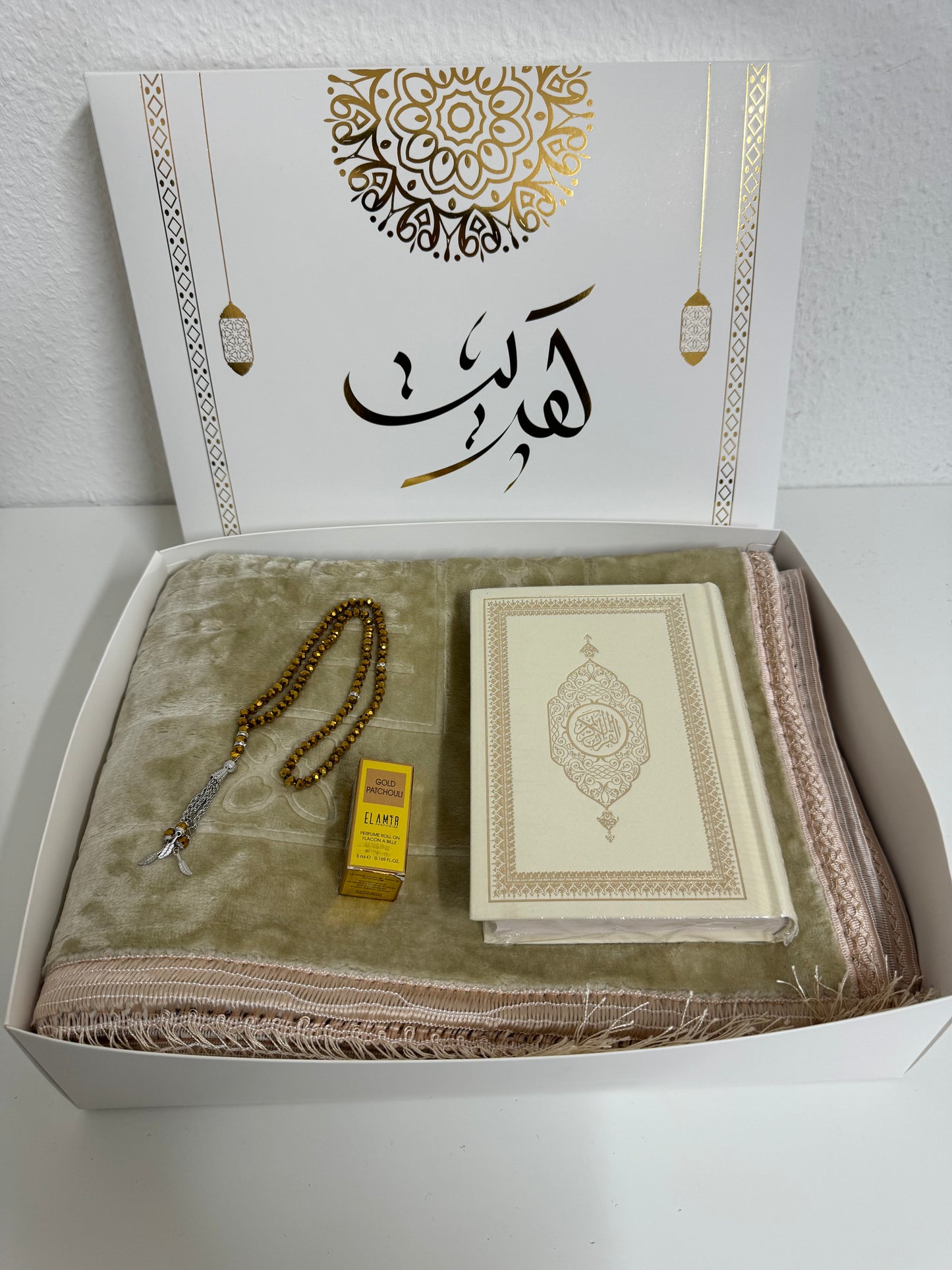 Luxurious velvet prayer rug set