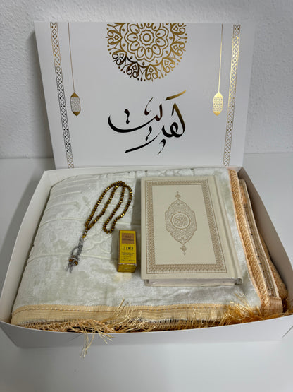 Luxurious velvet prayer rug set