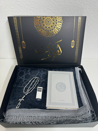 Luxurious velvet prayer rug set