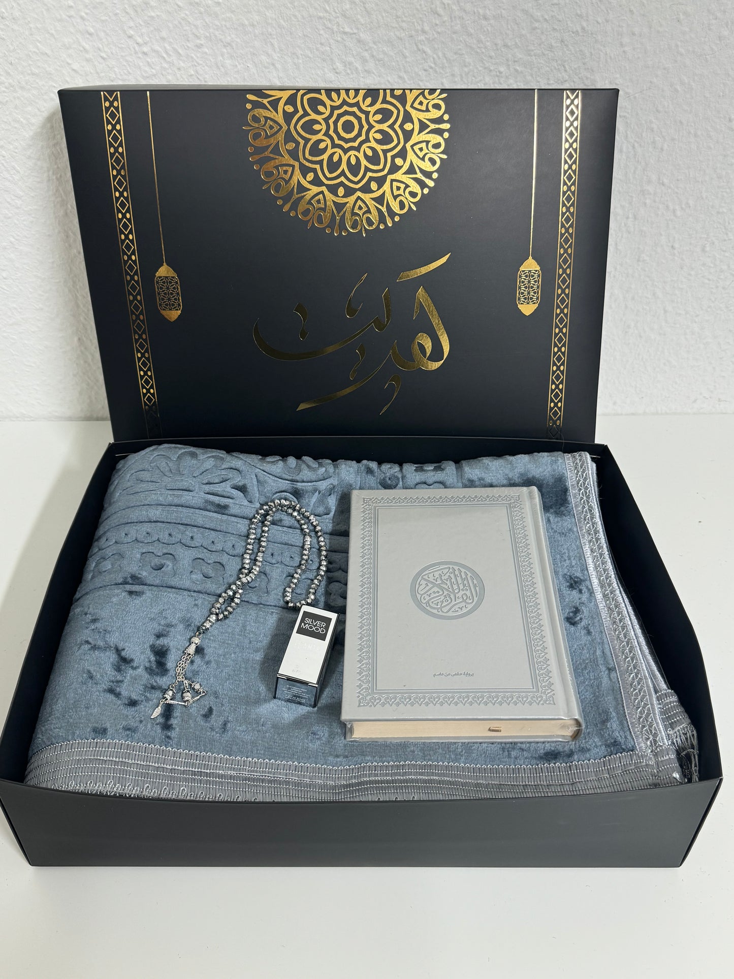 Luxurious velvet prayer rug set