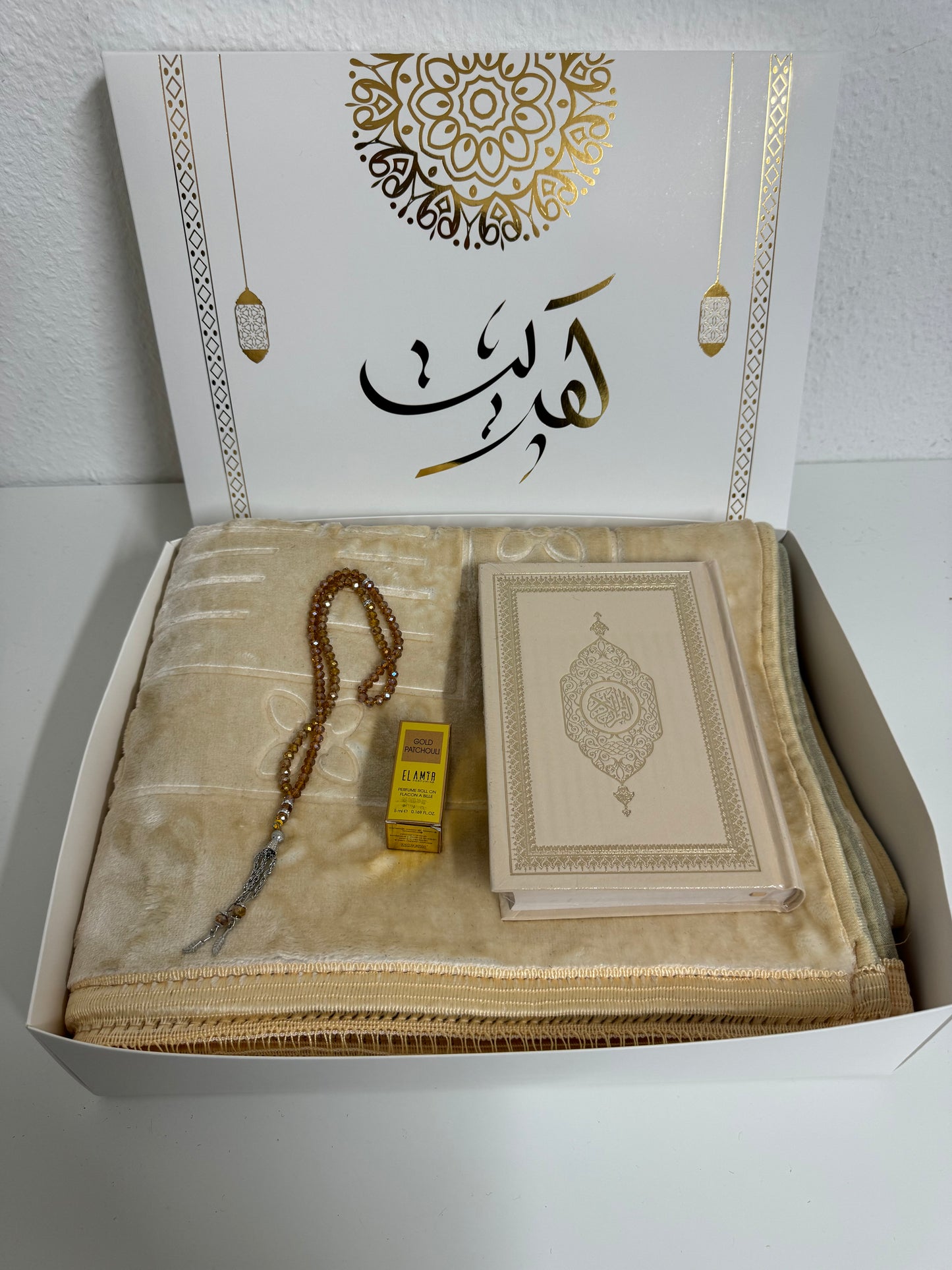 Luxurious velvet prayer rug set