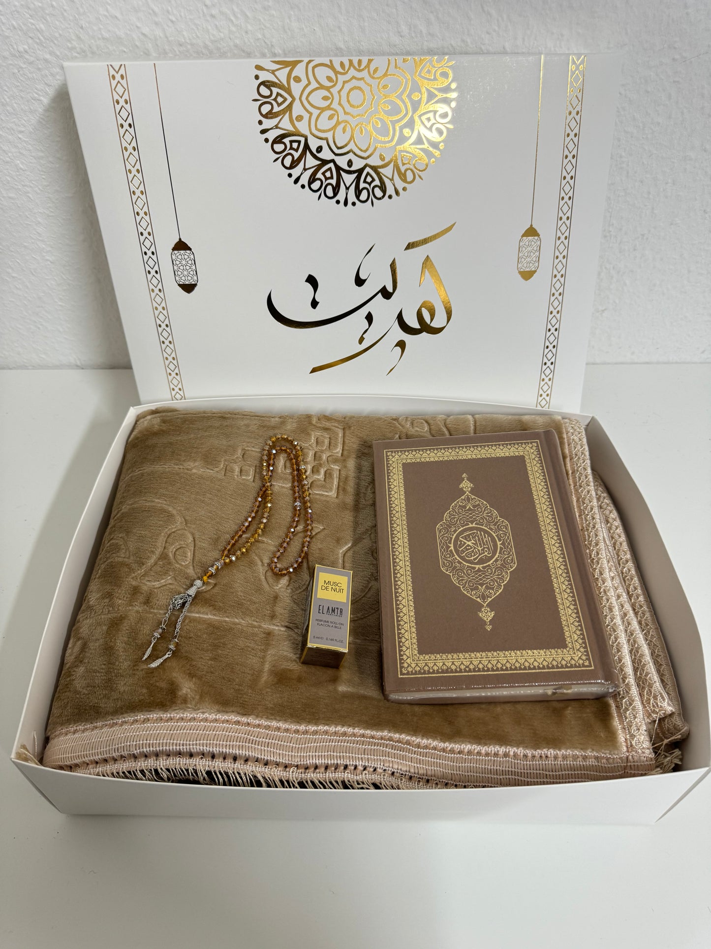 Luxurious velvet prayer rug set