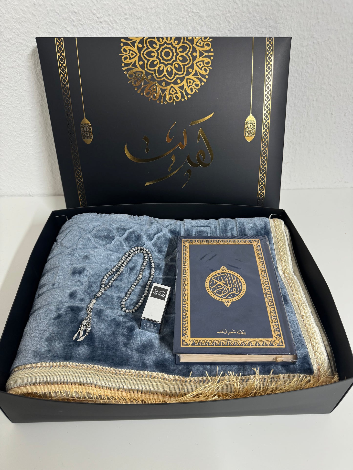 Luxurious velvet prayer rug set