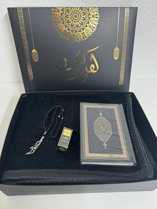 Luxurious velvet prayer rug set