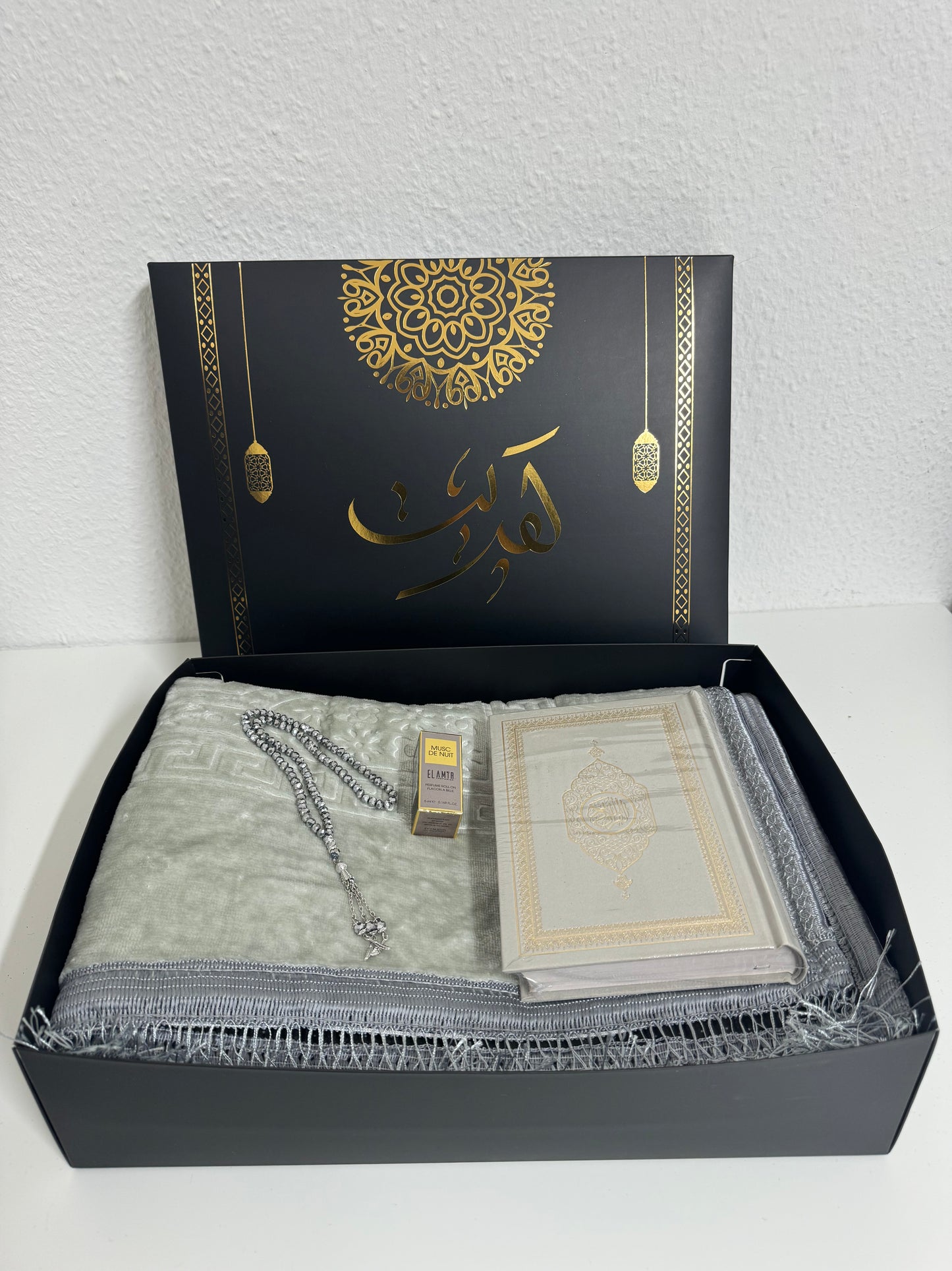 Luxurious velvet prayer rug set