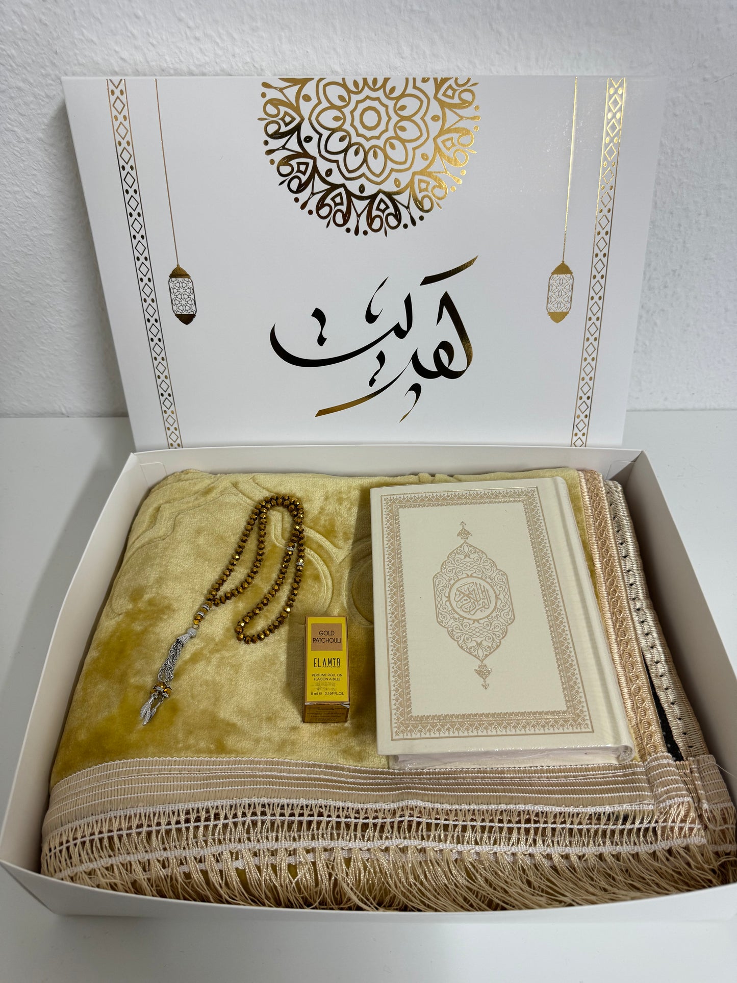 Luxurious velvet prayer rug set