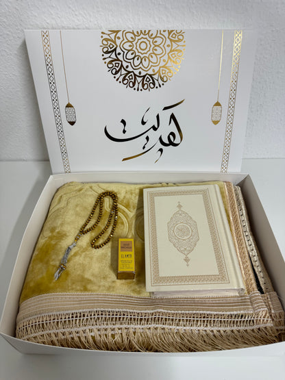 Luxurious velvet prayer rug set