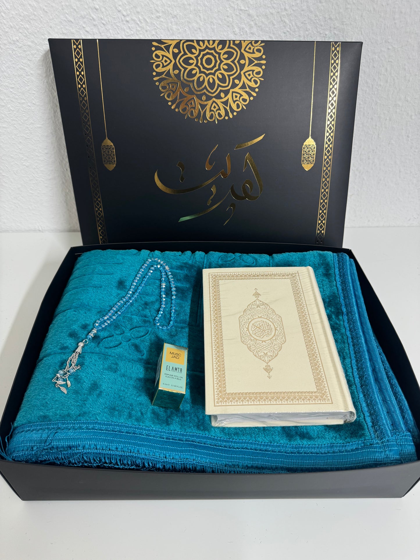 Luxurious velvet prayer rug set