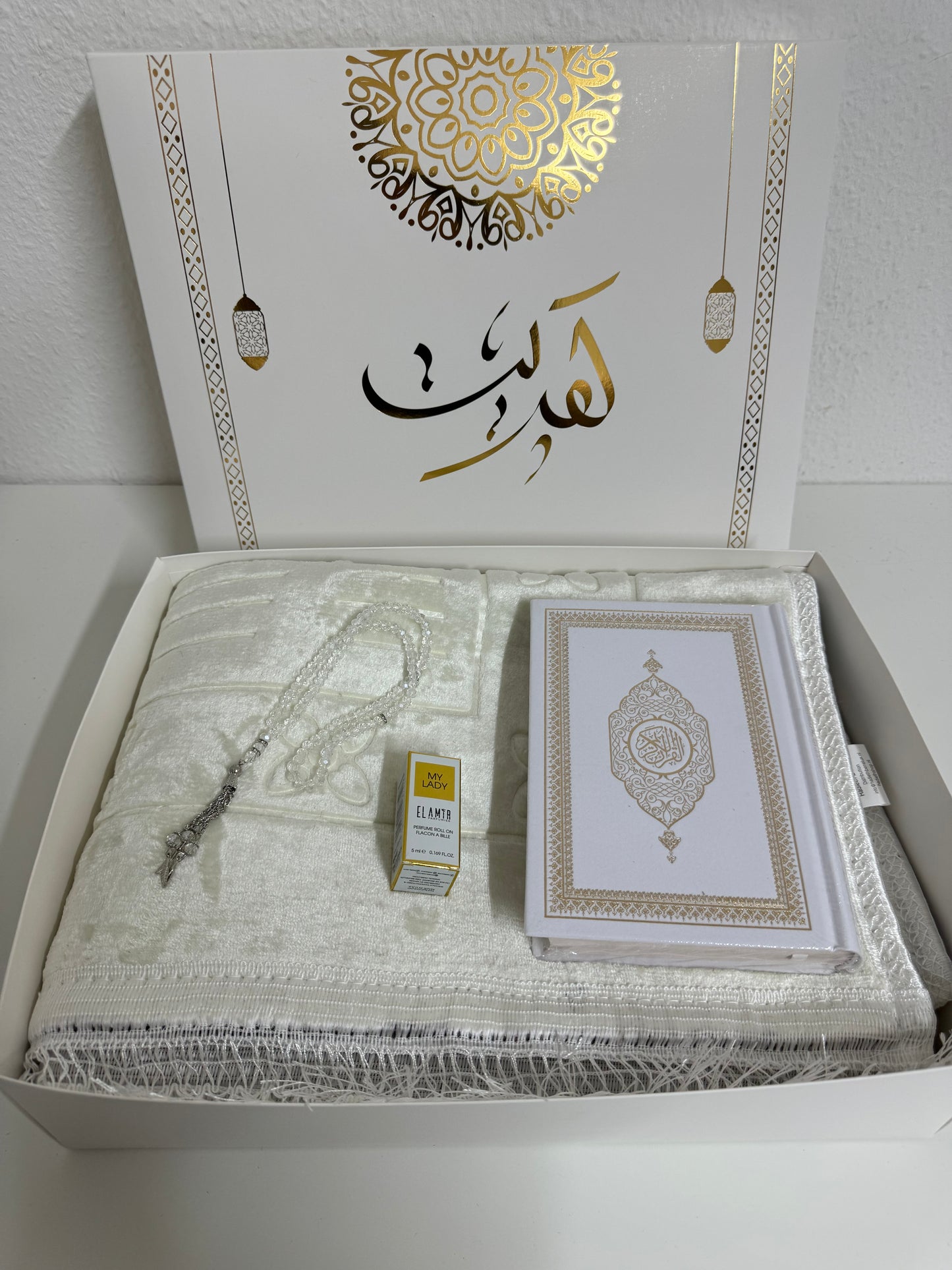 Luxurious velvet prayer rug set
