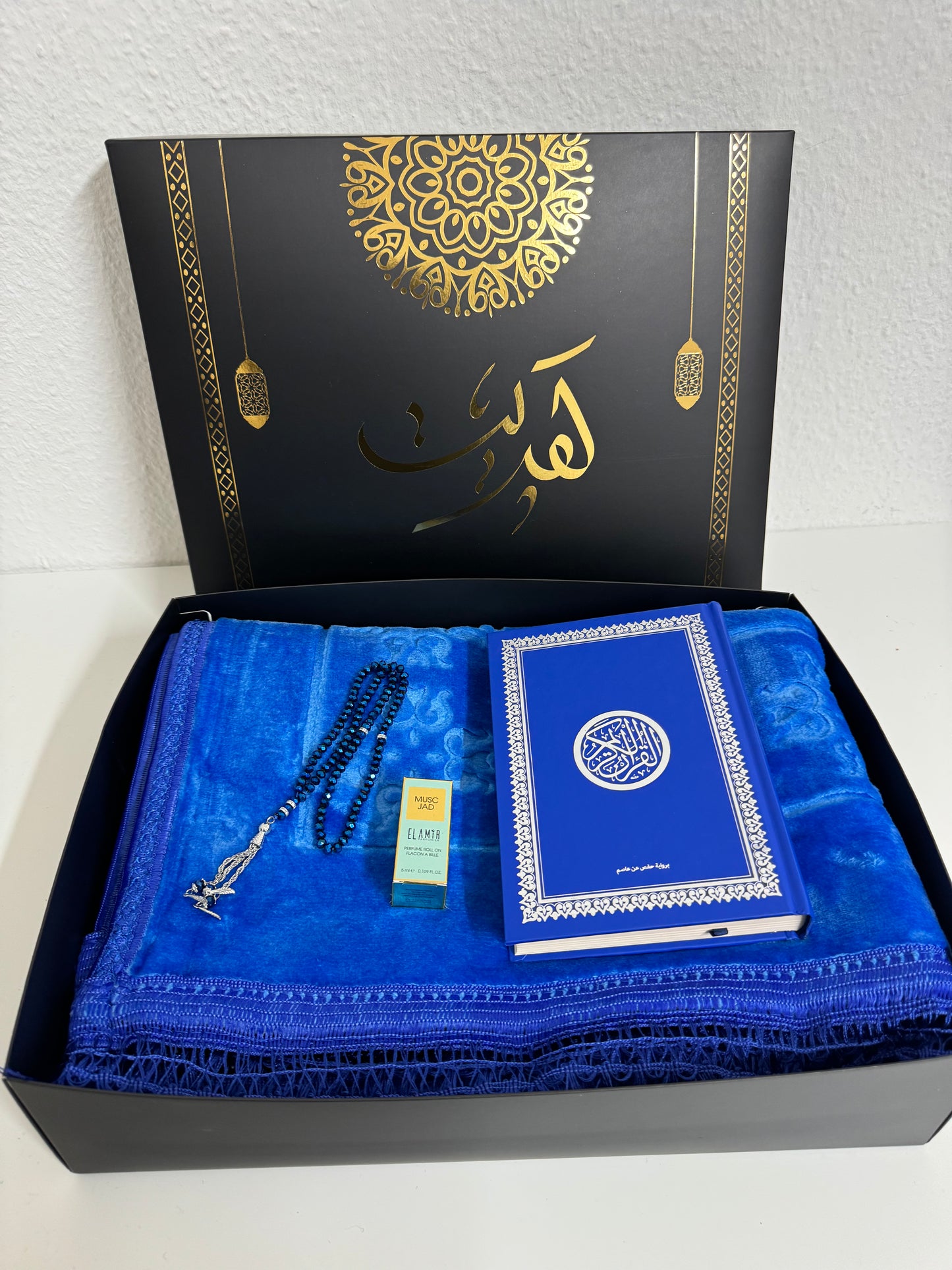 Luxurious velvet prayer rug set