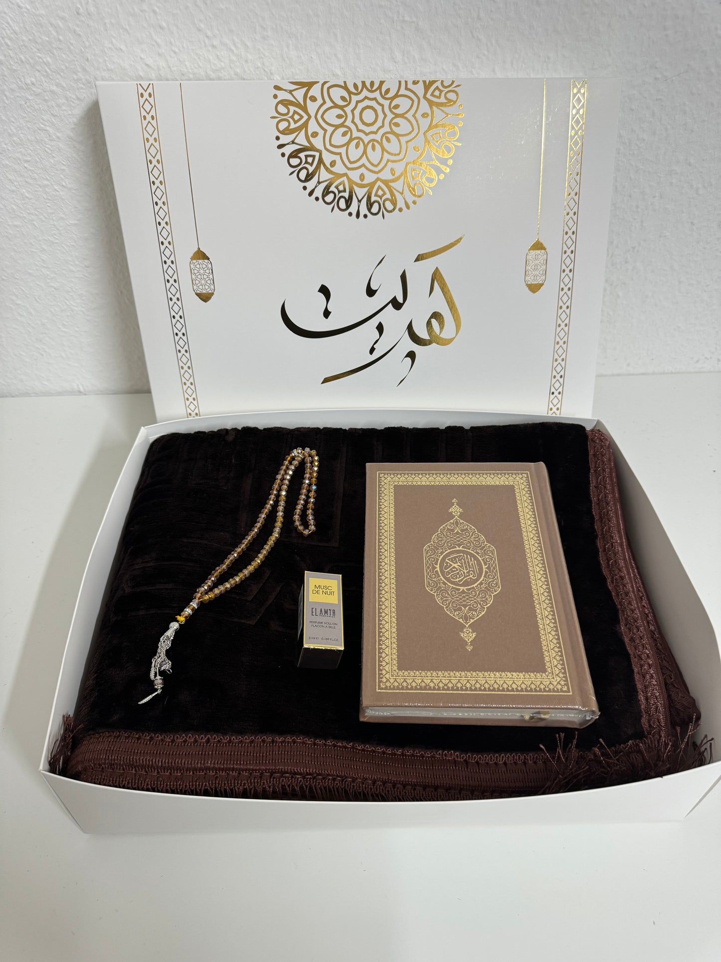 Luxurious velvet prayer rug set