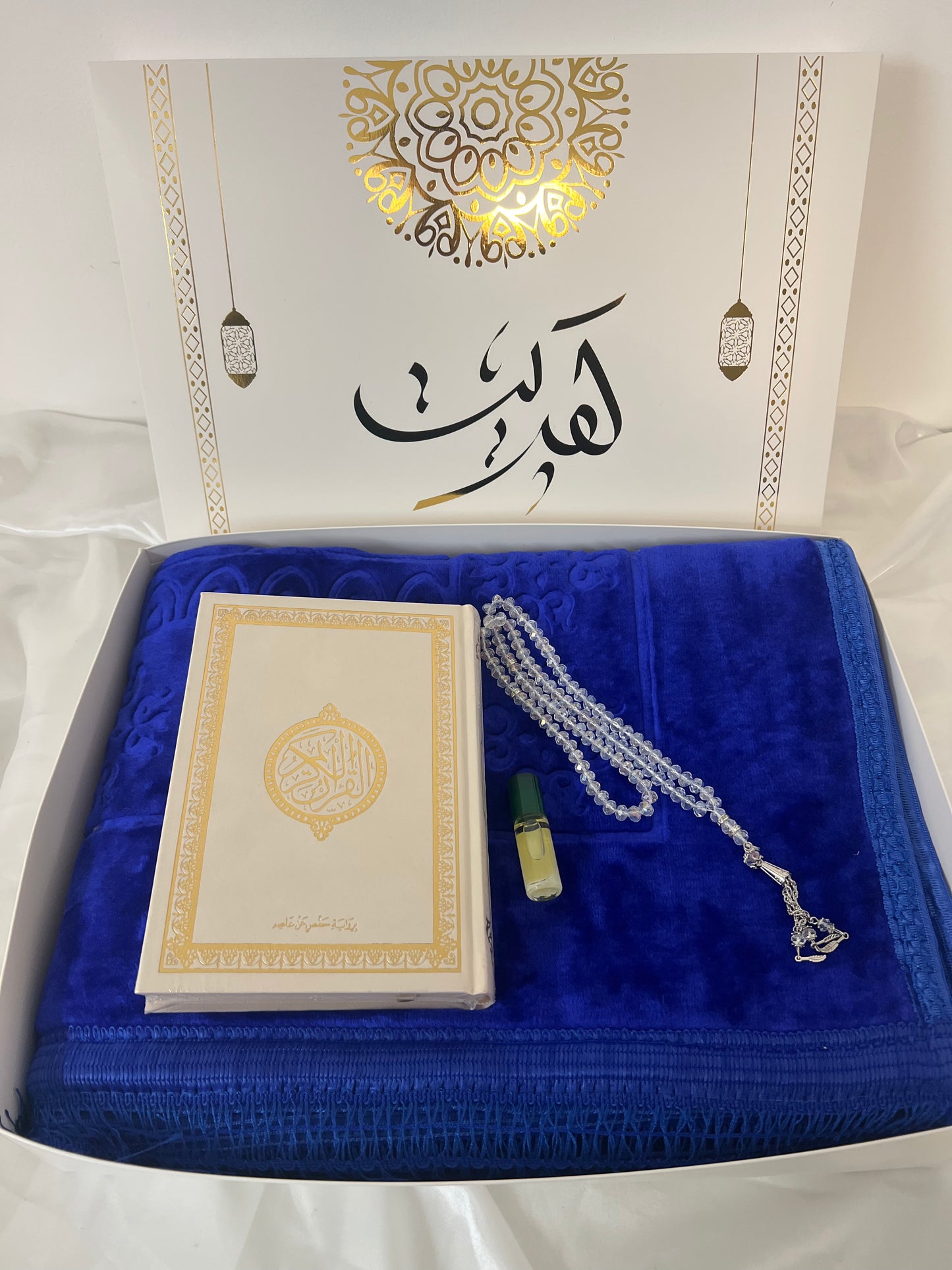 Luxurious velvet prayer rug set